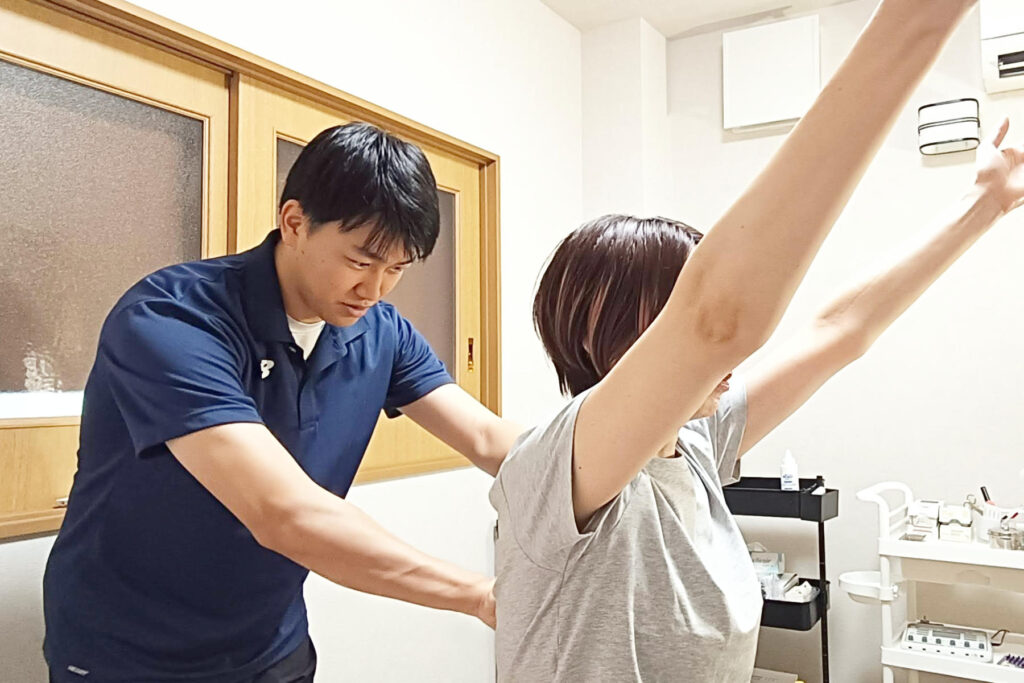 肩の動きを確認する様子