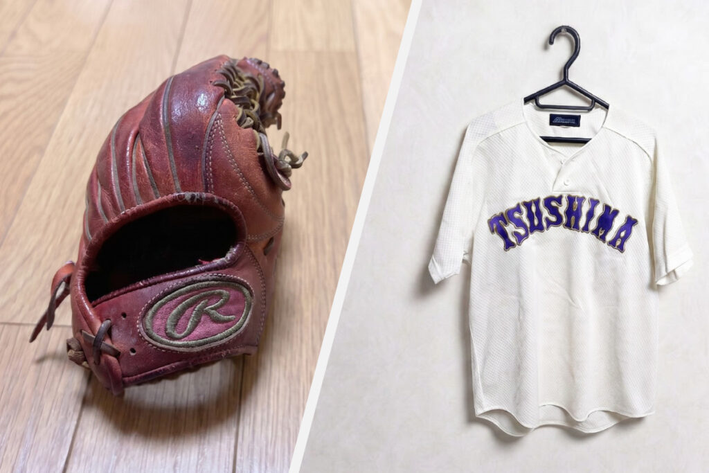 高校時代に使用した野球グローブとユニフォーム