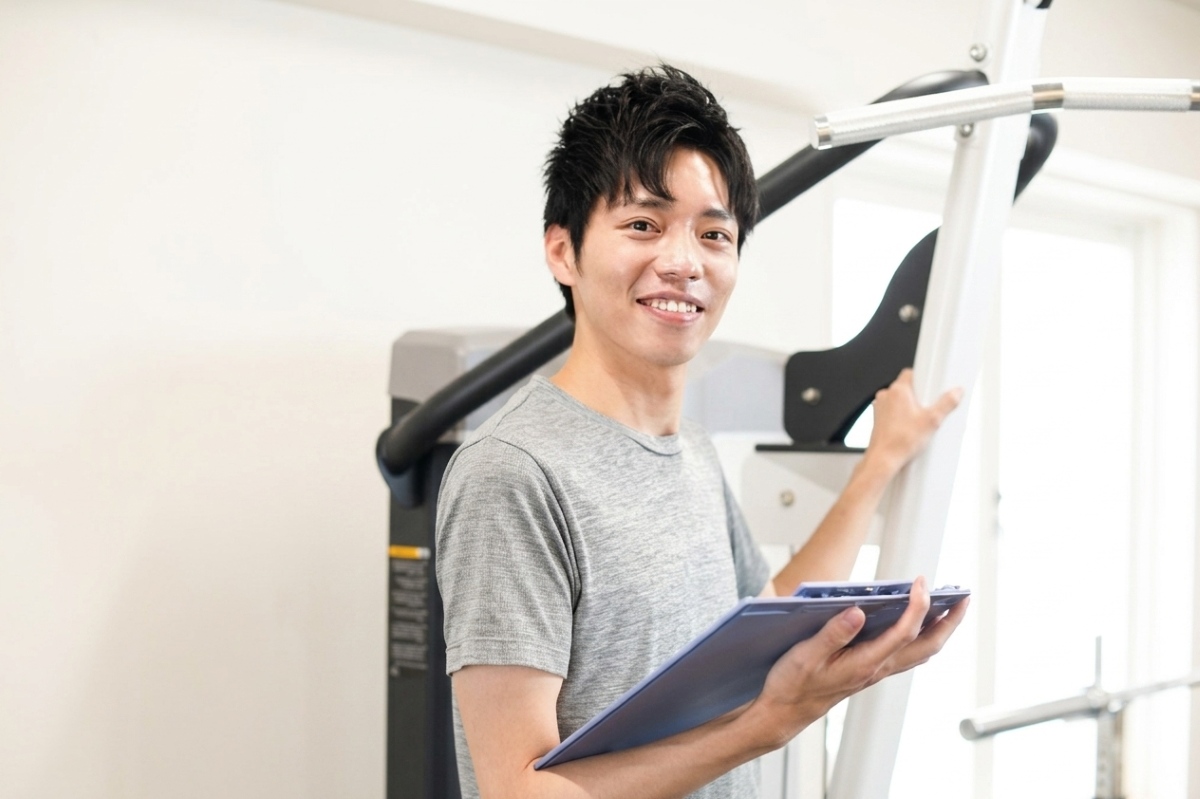 スポーツトレーナーがトレーニングを指導する様子