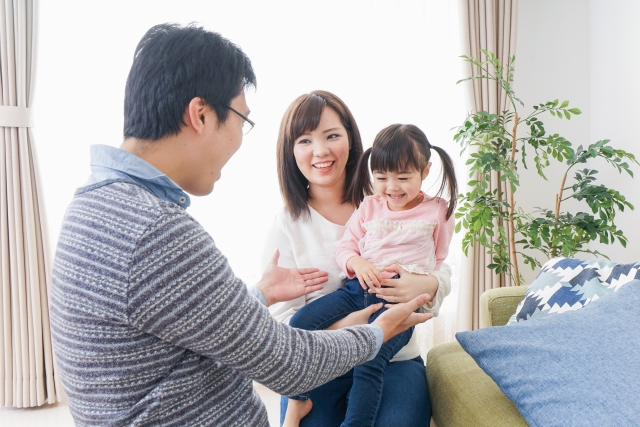 家族で団らんする様子